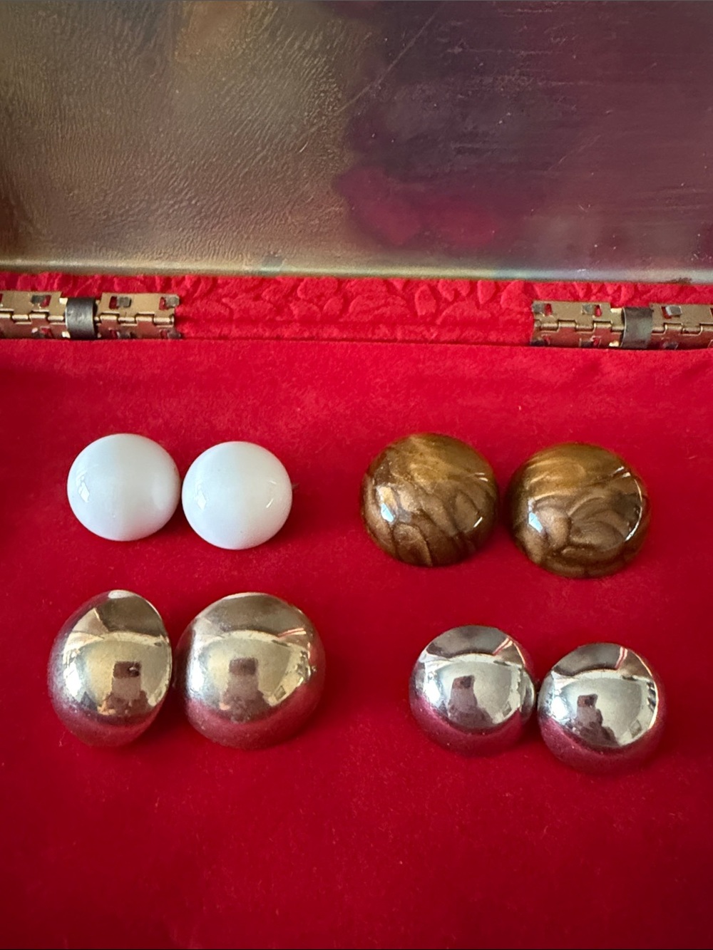 VTG red velvet jewelry box/travel case with gold-tone trim with clip on earrings - Picture 14 of 14
